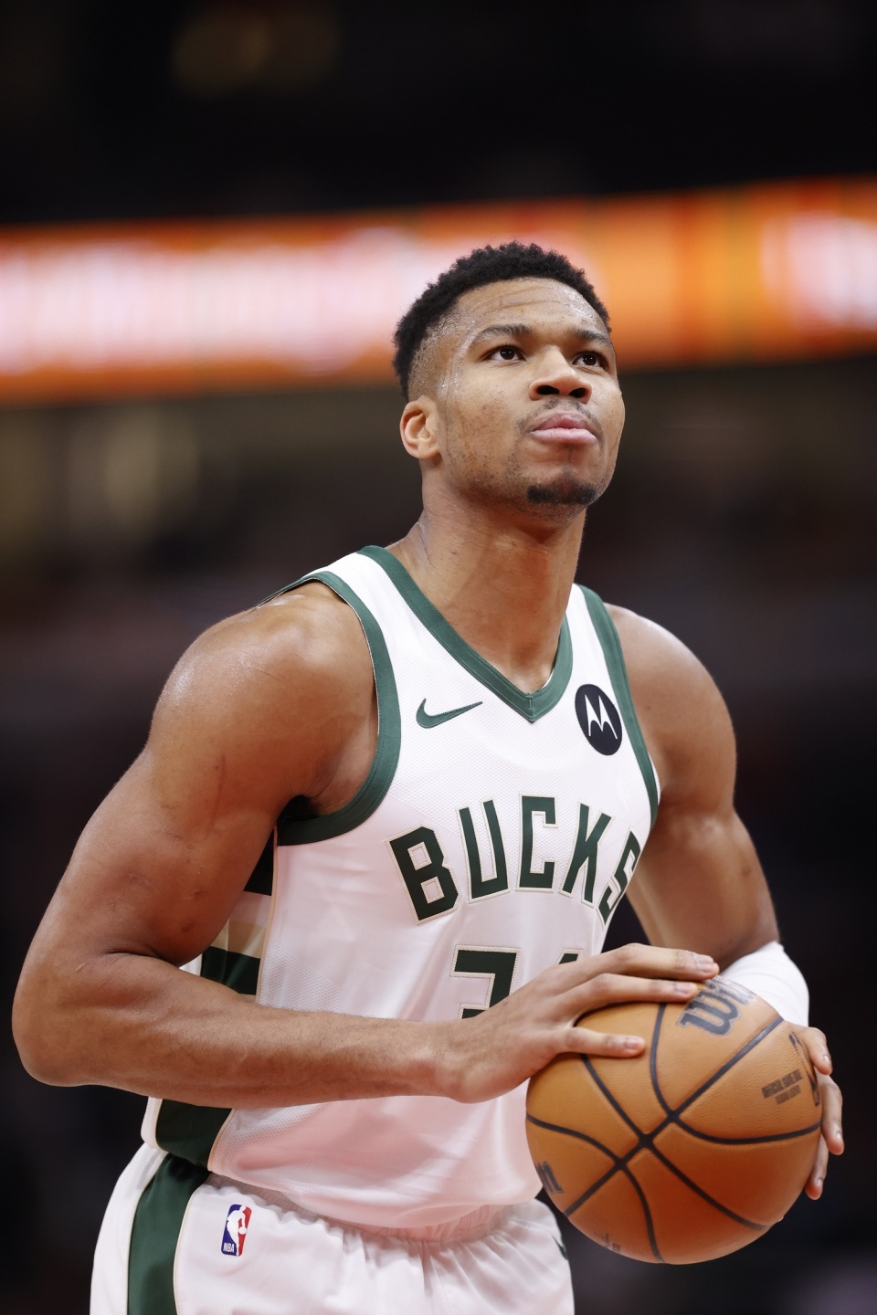 湖人生涯最强一战！斯玛特狂轰8记三分砍26分创赛季新高