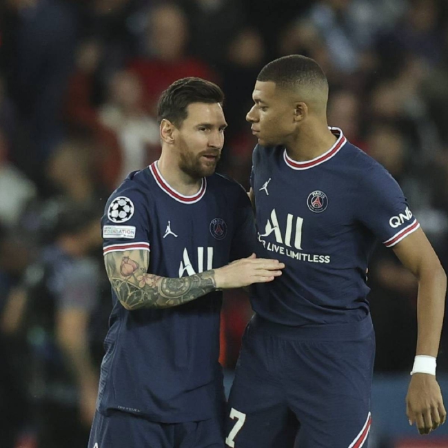 前锋关键进球锁定胜局