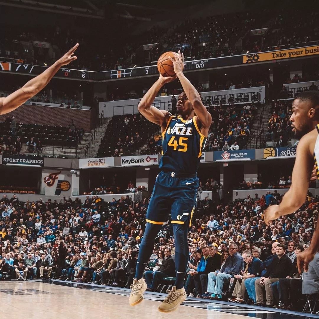 LOL：Uzi无愧LPL永远滴神，再次对谈央视，退役、复出、名人堂