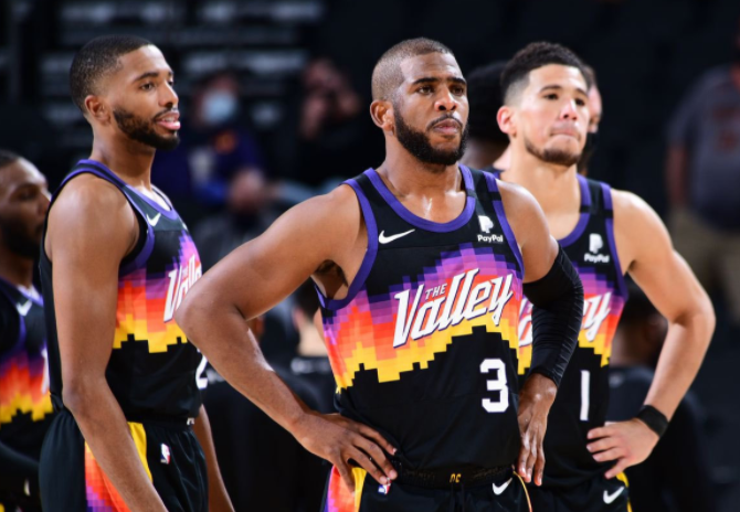 详解棒球规则中的“合法投球板接触”及轴心脚移动的界定