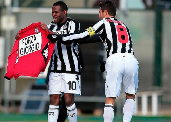 亚特兰大勇士队由于季后赛战绩稳固，季票续订率连续五年保持 95% 以上