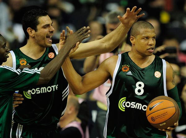 2020赛季结束后，湖人由于隆多离开，不得不引进一名新持球手，那就是施罗德。