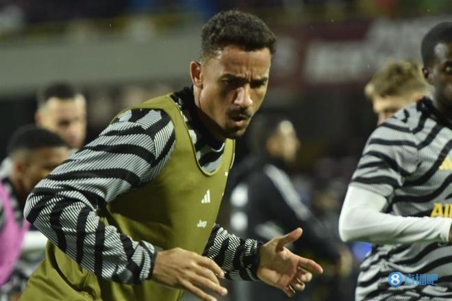 为什么本垒板后方的低亮度背景能有效提升打者对火球的反应